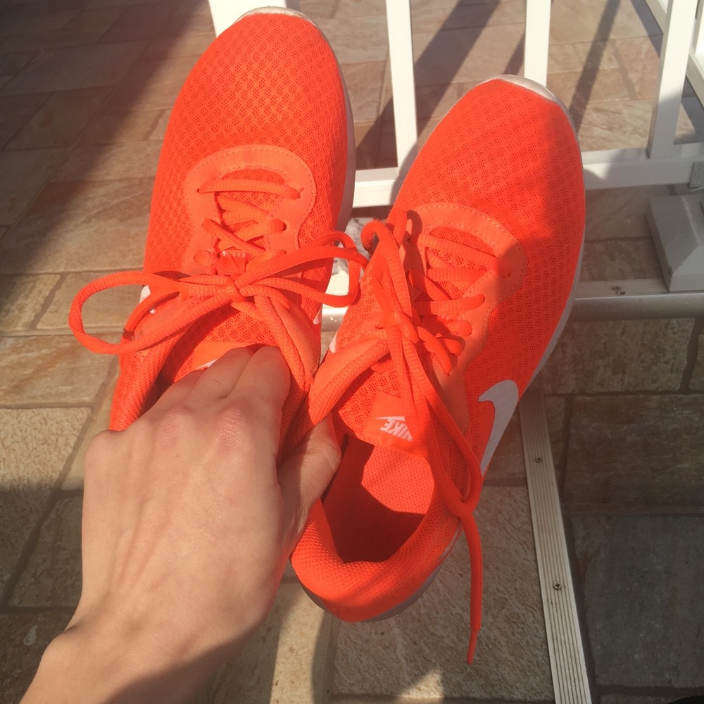 Nike roshe orange running shoe